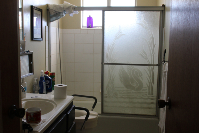 Image of a bathroom with a tub/shower. 